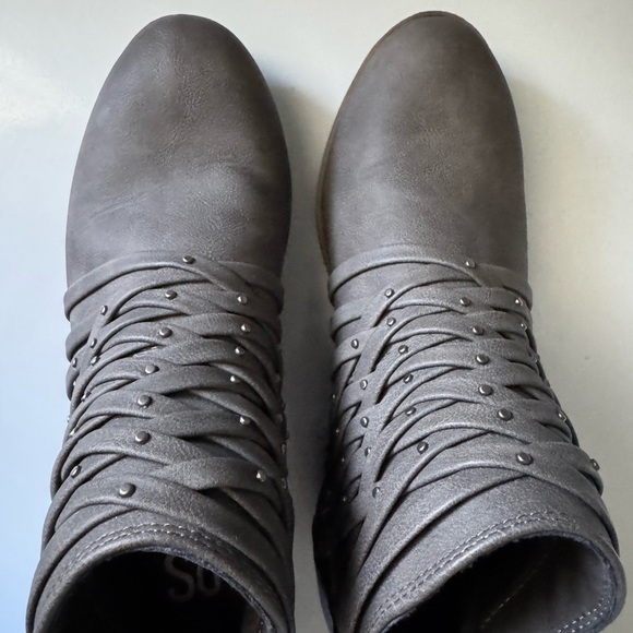So Faux Suede Taupe Gray Women's Ankle Boots Size 6.5 - Picture 4 of 7